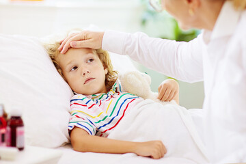 Obraz premium Sick little boy with asthma medicine. Ill child.