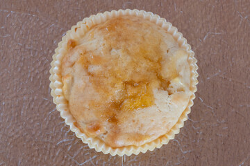 Muffins auf einer Tischplatte