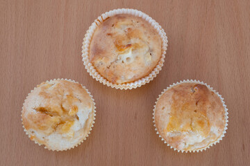 Muffins auf einer Tischplatte