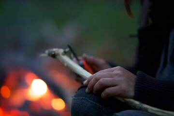 Couteau taille bois - feu flamme bivouac camping sauvage bushcraft