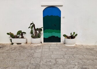 Dekoracyjne drzwi we włoskim miasteczku. Ostuni, Italia.