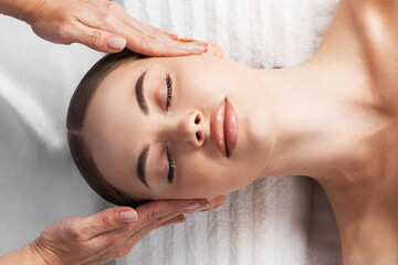 Obraz na płótnie Canvas Woman at facial massage