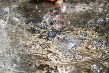 Wassertropfen in einem Brunnen