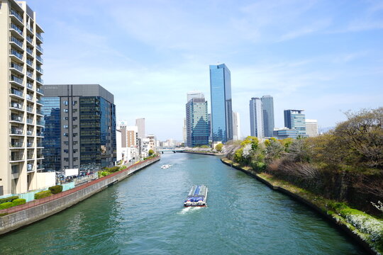 Osaka skyline along with Neya river (Neyagawa) in Japan . Panoramic view. - 日本 大阪府 寝屋川 大阪のビル 水上バス