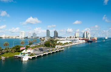 Fototapeta premium Miami Beach Skyline And A Port
