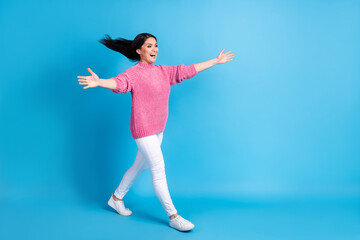 Obraz premium Photo of funny shiny mature woman wear pink pullover walking open arms hello isolated blue color background