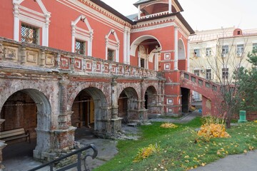 Arched gallery and brotherly cells. Vysoko-Petrovsky Monastery