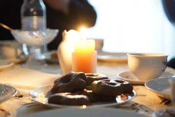 Lebkuchen mit Kaffee und Kerze in der Weihnachtszeit 