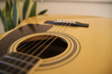 Piękna gitara akustyczna gryf drewno struny gitarzysta