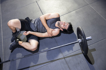 Athlete Grab His Shoulder With Pain After Get Injued From Weight Lifting