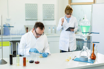 Obraz premium Two scientists working with terpene crystals in laboratory