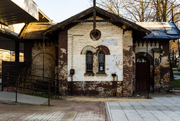 Fototapeta na wymiar stary budynek na dworcu kolejowym w czestochowie