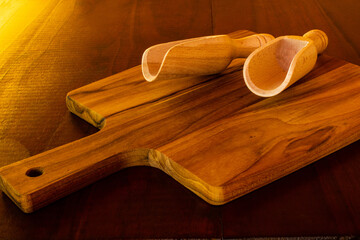 Utensílios de cozinha de madeira sobre uma mesa.