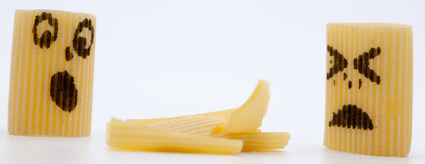 foto di pasta con spighe di grano e pomodori