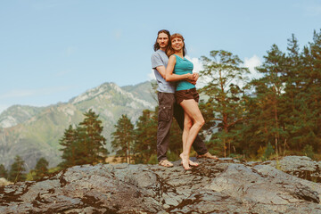 Naklejka premium guy with a girl on the background of mountains