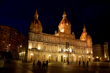 Imagen nocturna del impresionante edificio modernista del ayuntamiento de La Coruña, España