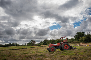 Un tractor en un campo en un dia nublado