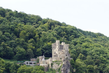 Fototapeta na wymiar Burg Rheinstein bei Trechtinghausen am Rhein bei einer Flussschifffahrt 