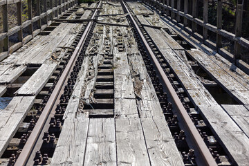 Alte Holzbrücke mit Schienen verfallen 