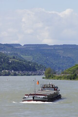 Rhein bei Rüdesheim mit Schiffen im Rheintal