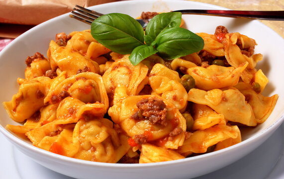 Gustoso piatto di cappelletti emiliani conditi con rag&ugrave; di carne alla bolognese.