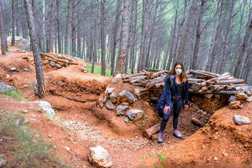 Obraz premium Joven mujer visitando las Trincheras del bando republicano de la Guerra Civil Española (Jérica- Castellón- España). Young woman visiting the trenches of the republican side of the Spanish Civil War (J