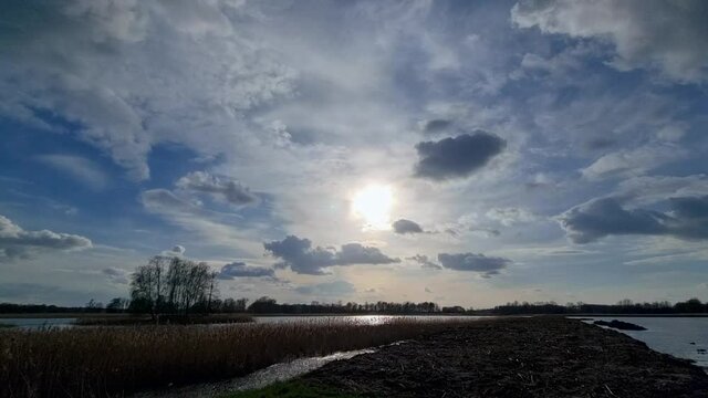 ZACH&Oacute;D SŁOŃCA NAD JEZIOREM. WIOSENNY CZAS.