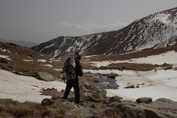 Fototapeta premium joven en un paisaje de montaña invernal. Aventuras deporte y montañas