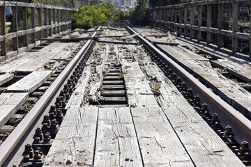 Obraz premium Alte Holzbrücke mit Schienen verfallen 