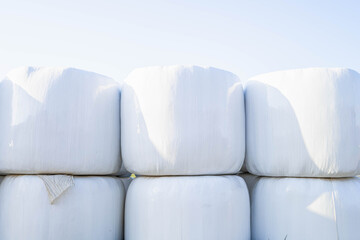 積み重なったロールベールラップサイロ © kikisora