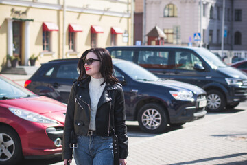 Obraz na płótnie Canvas beautiful hipster girl in the spring walks along the street of her city