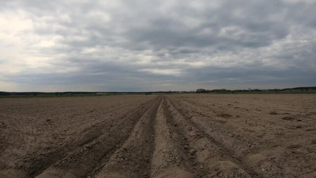 POCHMURNE NIEBO NAD POLAMI UPRAW. WIOSWNNY CZAS. TIMELAPSE