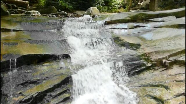 Wasserfall auf felsigen Untergrund mittig fokussiert