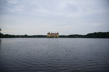 Fototapeta na wymiar Schloss Moritzburg mit Park und See