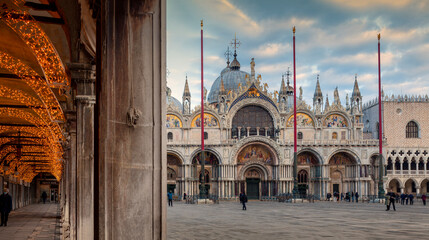 Venezia. Piazza san Marco con la Basilica e i portici delle Procuratie Vecchie, illuminati per il...