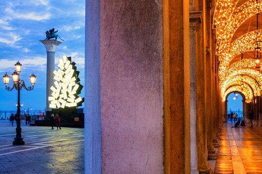 Venezia. Piazza San Marco con l' albero di Natale a moduli digitali al crepuscolo