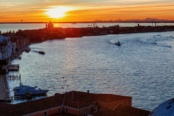 Fototapeta premium Venezia. veduta della Giudecca al tramonto con la chiesa del Redentore al tramonto dal campanile di san Giorgio Maggiore