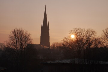 Fototapeta premium Kirche in der morgendlichen Wintersonne