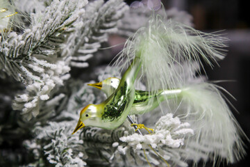 Glasschmuck, Weihnachtsbaumschmuck an einem Christbaum hängend zur Verschönerung.