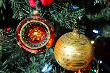 Glasschmuck, Weihnachtsbaumschmuck an einem Christbaum hängend zur Verschönerung.