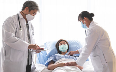 Obraz premium Asian medical team Checking the symptoms of a woman patient, Who wearing a surgical masks, who are admitted to being treatment for virus infection, to people and health care concept.