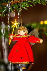 Ein Weihnachtsengel, Weihnachtsanhänger hängt an einem Christbaum.