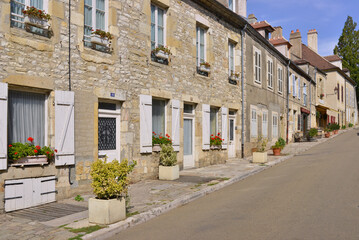 Fototapeta na wymiar Perspective sur la rue Saint Pierre à Vézelay (89450), département de l'Yonne en région Bourgogne-Franche-Comté, France