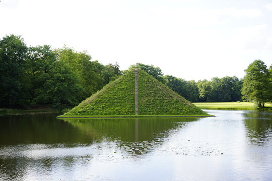 Grüne Grab-Pyramide im See im Fürst Pückler Park in Branitz bei Cottbus