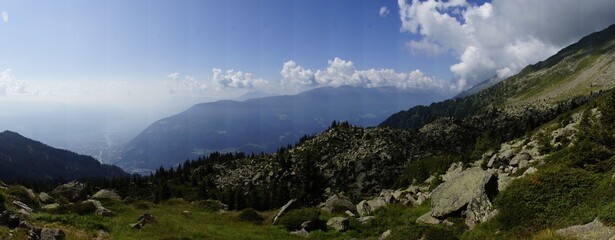 Fototapeta na wymiar Panoramen am Meraner Höhenweg vom Hochganghaus zum Langsee über die Alpen der Texelgruppe, Südtirol. 