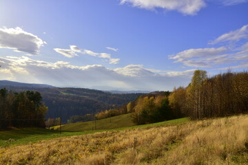 Fototapeta na wymiar Pogórze Rożnowskie, Polska, szlaki górskie, jesień