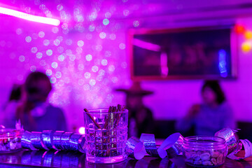 Menschen in einem Party-Club bei pinkem Licht