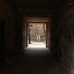 Obraz premium Kapliczka w ciemnej bramie