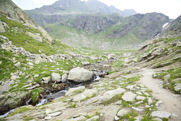 Fototapeta na wymiar Panorama um den klaren Bergsee, den Grünsee in mitten der Bergspitzen der Alpen in der Texelgruppe in Südtirol beim Wandern