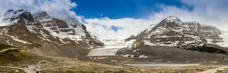 Fototapeta premium Panoramic view of the Athabasca Glacier in the Columbia Icefield in Alberta, Canada.